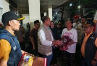 Foto: Wali Kota Jakarta Pusat, Arifin, didampingi istri, meninjau langsung lokasi pengungsian korban kebakaran yang terjadi di wilayah Kelurahan Kebon Kelapa