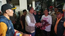 Foto: Wali Kota Jakarta Pusat, Arifin, didampingi istri, meninjau langsung lokasi pengungsian korban kebakaran yang terjadi di wilayah Kelurahan Kebon Kelapa