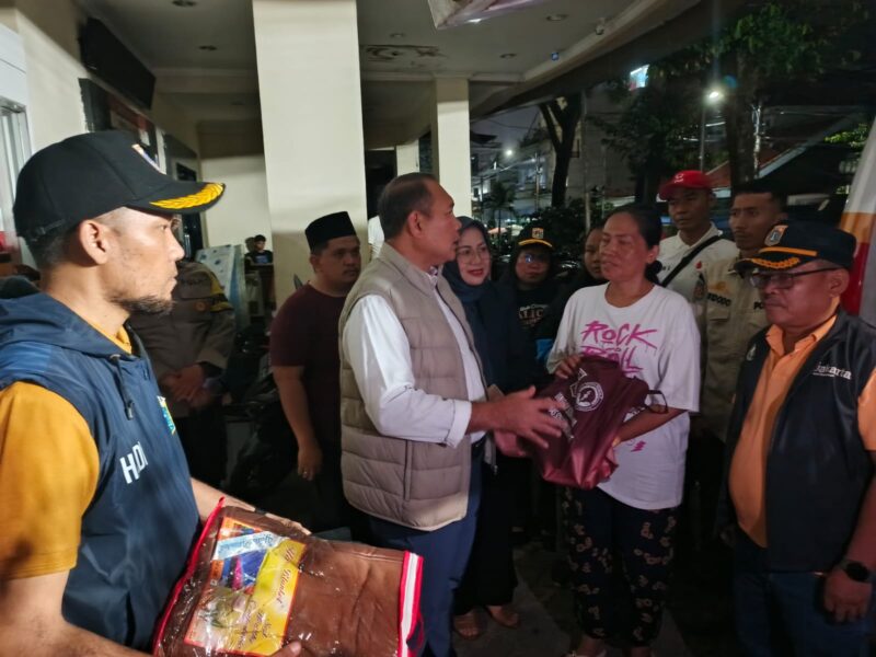 Foto: Wali Kota Jakarta Pusat, Arifin, didampingi istri, meninjau langsung lokasi pengungsian korban kebakaran yang terjadi di wilayah Kelurahan Kebon Kelapa
