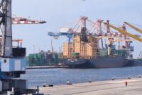 Foto: Pelabuhan Tanjung Priok, Pengelolaan pelabuhan khususnya pelabuhan kontainer atau peti kemas sangat penting bagi perekonomian negara karena merupakan pintu gerbang utama perdagangan internasional dan logisti