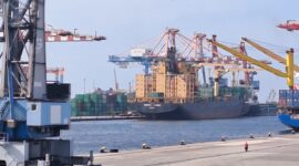 Foto: Pelabuhan Tanjung Priok, Pengelolaan pelabuhan khususnya pelabuhan kontainer atau peti kemas sangat penting bagi perekonomian negara karena merupakan pintu gerbang utama perdagangan internasional dan logisti