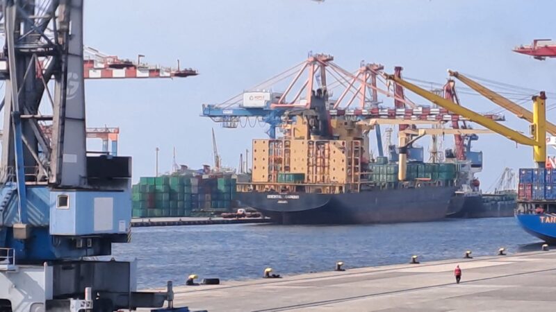 Foto: Pelabuhan Tanjung Priok, Pengelolaan pelabuhan khususnya pelabuhan kontainer atau peti kemas sangat penting bagi perekonomian negara karena merupakan pintu gerbang utama perdagangan internasional dan logisti