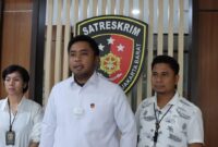 Wakasat Reskrim Polres Metro Jakarta Barat, AKP Dimitri Mahendra didampingi Kanit PPA (perlindungan perempuan dan anak) Akp Reliana Sitompul  (Dok okjakarta com)