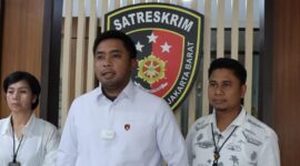 Wakasat Reskrim Polres Metro Jakarta Barat, AKP Dimitri Mahendra didampingi Kanit PPA (perlindungan perempuan dan anak) Akp Reliana Sitompul  (Dok okjakarta com)