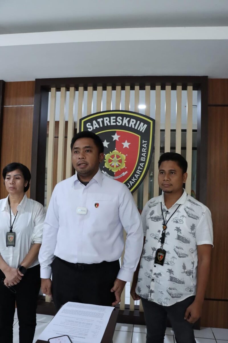 Wakasat Reskrim Polres Metro Jakarta Barat, AKP Dimitri Mahendra didampingi Kanit PPA (perlindungan perempuan dan anak) Akp Reliana Sitompul  (Dok okjakarta com)