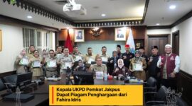 Anggota Dewan Perwakilan Daerah (DPD) Fahira Idris memberikan piagam penghargaan kepada Wali Kota Administrasi Jakarta Pusat Arifin dan 14 kepala Unit Kerja Perangkat Daerah (UKPD)