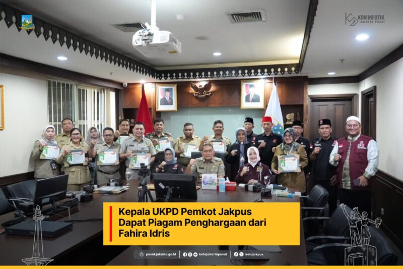 Anggota Dewan Perwakilan Daerah (DPD) Fahira Idris memberikan piagam penghargaan kepada Wali Kota Administrasi Jakarta Pusat Arifin dan 14 kepala Unit Kerja Perangkat Daerah (UKPD)