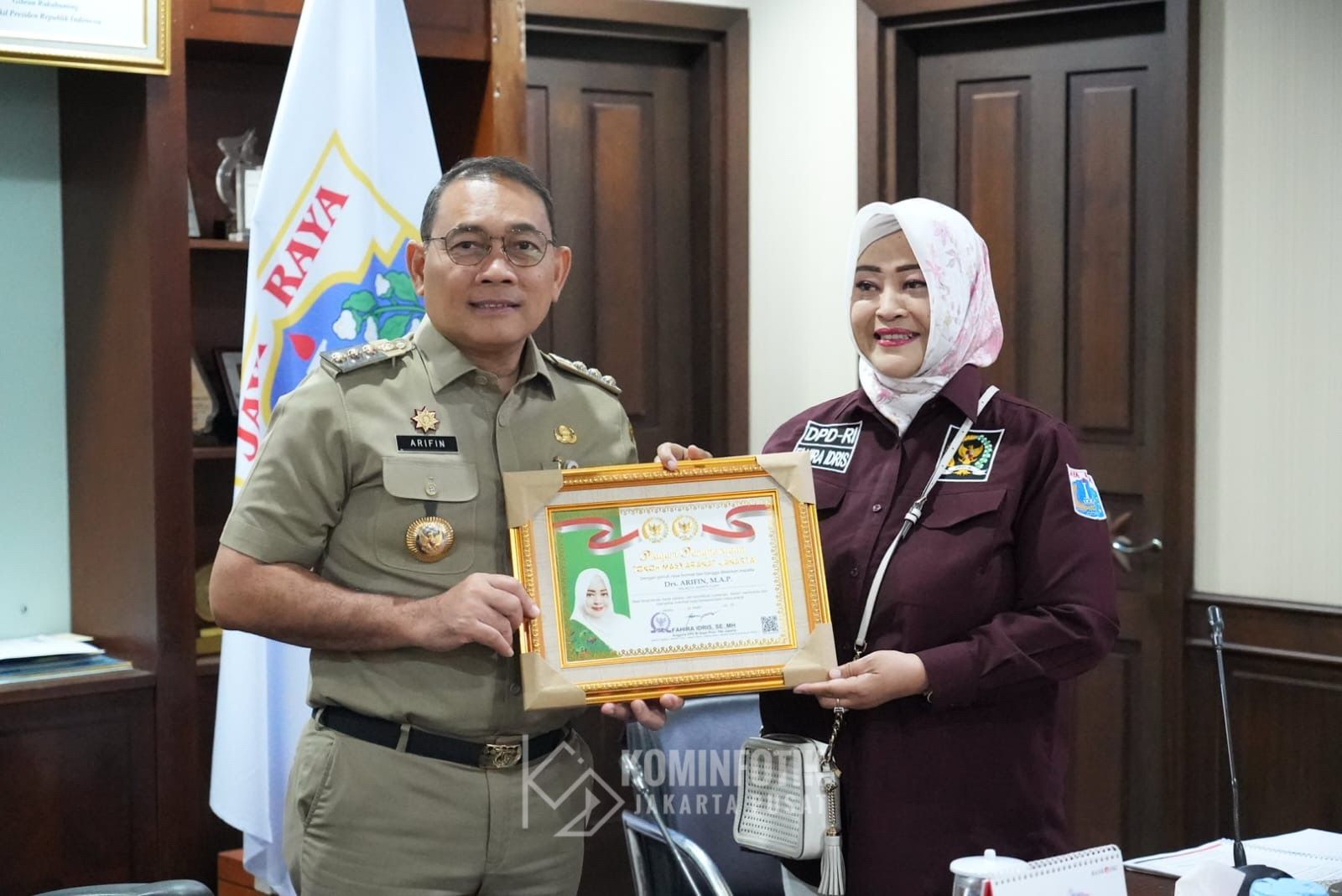 Anggota Dewan Perwakilan Daerah (DPD) Fahira Idris memberikan piagam penghargaan kepada Wali Kota Administrasi Jakarta Pusat Arifin