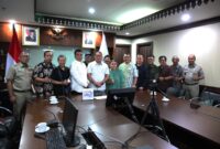 Wali Kota Drs. Arifin M.A.P bersama Ketua PWI Jaya Kesit B Handoyo yang antara lain didampingi Wakil Ketua Bidang Kerja Sama, Kemitraan dan Hubungan Antarlembaga Tb Adhi, ketua Siwo Jaya Rialini Rering E.M.N, ketua panitia penyelenggara Franciscus Rio Winto dan ketua Pokja Wali Kota Jakpus Helmi AR.