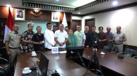 Wali Kota Drs. Arifin M.A.P bersama Ketua PWI Jaya Kesit B Handoyo yang antara lain didampingi Wakil Ketua Bidang Kerja Sama, Kemitraan dan Hubungan Antarlembaga Tb Adhi, ketua Siwo Jaya Rialini Rering E.M.N, ketua panitia penyelenggara Franciscus Rio Winto dan ketua Pokja Wali Kota Jakpus Helmi AR.