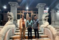 Tokoh pers dan aktivitas PWI di wilayah DIY, Solo, dan Jawa Tengah (Joglosemar) berfoto di depan Monumen Pers Surakarta usai pertemuan informal membahas solusi penyelesaian konflik di tubuh Persatuan Wartawan Indonesia, Kamis (17/4/2025).