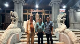 Tokoh pers dan aktivitas PWI di wilayah DIY, Solo, dan Jawa Tengah (Joglosemar) berfoto di depan Monumen Pers Surakarta usai pertemuan informal membahas solusi penyelesaian konflik di tubuh Persatuan Wartawan Indonesia, Kamis (17/4/2025).