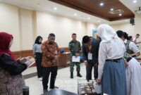 Kepala Suku Badan Kesatuan Bangsa dan Politik (Kasuban Kesbangpol) Rachmat Hidayat Dari 98 calon akan diambil 44 paskibraka