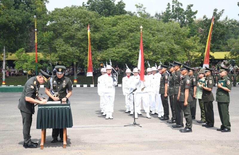 Foto: Danrem 081/DSJ, Kolonel Inf Untoro Hariyanto memberikan ucapan selamat atas keberhasilan yang diraih