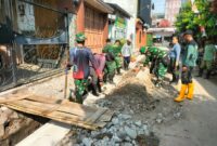Foto: Danramil 03 Serengan Kodim 0735 Surakarta Kapten Cba Tri Rusman Prasetyo S.Sos dan anggota mengajak warga masyarakat dan Ormas kerja bakti dalam rangka Karya Bakti Daerah (KBD) Tahap II TA. 2025 Kodim 0735/Surakarta