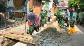 Foto: Danramil 03 Serengan Kodim 0735 Surakarta Kapten Cba Tri Rusman Prasetyo S.Sos dan anggota mengajak warga masyarakat dan Ormas kerja bakti dalam rangka Karya Bakti Daerah (KBD) Tahap II TA. 2025 Kodim 0735/Surakarta
