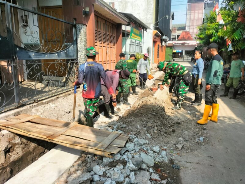 Foto: Danramil 03 Serengan Kodim 0735 Surakarta Kapten Cba Tri Rusman Prasetyo S.Sos dan anggota mengajak warga masyarakat dan Ormas kerja bakti dalam rangka Karya Bakti Daerah (KBD) Tahap II TA. 2025 Kodim 0735/Surakarta