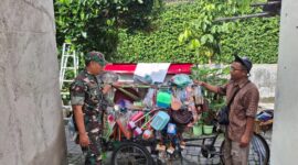Foto: Babinsa Kelurahan Danukusuman Koramil 03/Serengan Kodim 0735 Surakarta Serda Tito sambangi dan motivasi pelaku UMKM penjual peralatan Rumah Tangga Bpk. Antok