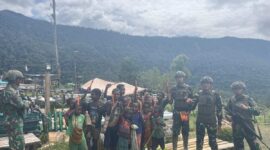 Foto: Satgas Yonif 700/Wira Yudha Cakti melalui Pos Dambet kembali menunjukkan kepeduliannya terhadap warga setempat