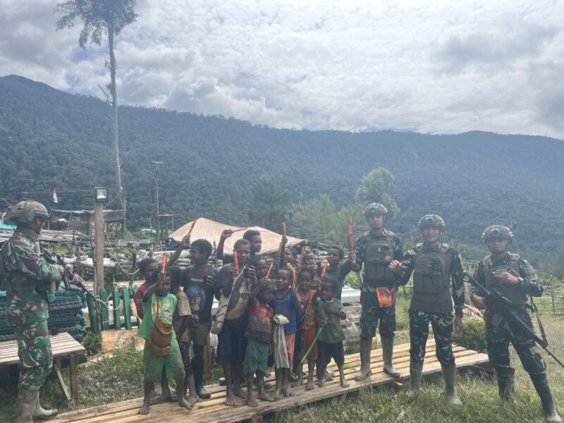 Foto: Satgas Yonif 700/Wira Yudha Cakti melalui Pos Dambet kembali menunjukkan kepeduliannya terhadap warga setempat