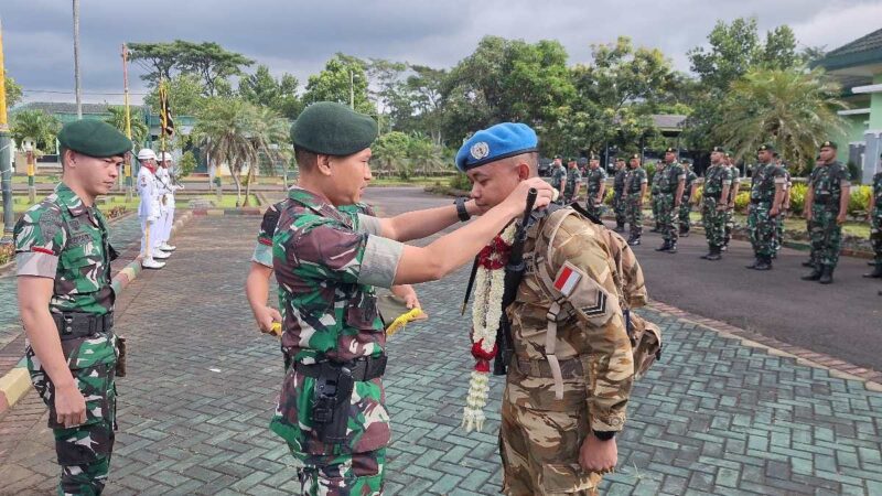 Foto: Danyonkes 2 Kostrad Letnan Kolonel Ckm dr. Ucok Harianto G U., Sp. Rad., R.I (K)., memimpin penyambutan kepulangan prajuritnya yang tergabung dalam satgas Yonmek TNI Konga XXIII-R UNIFIL