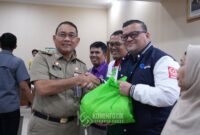 Foto: Drs. Arifin Wali Kota Administrasi Jakarta Pusat Arifin secara simbolis