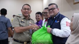 Foto: Drs. Arifin Wali Kota Administrasi Jakarta Pusat Arifin secara simbolis