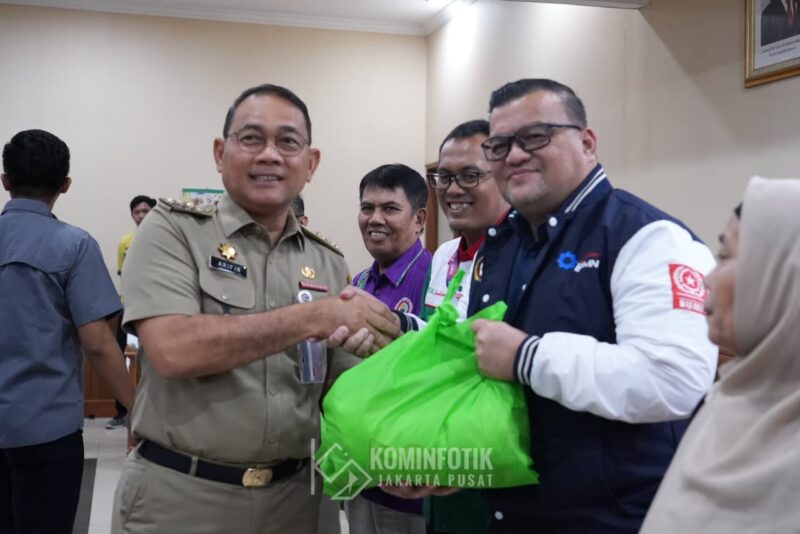 Foto: Drs. Arifin Wali Kota Administrasi Jakarta Pusat Arifin secara simbolis