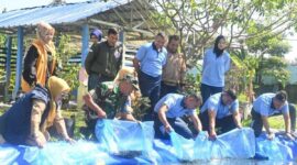 Foto: Komandan Lanud Husein Sastranegara Kolonel Pnb Alfian, S.E., M.Han,.penebaran ribuan benih ikan nila di kolam