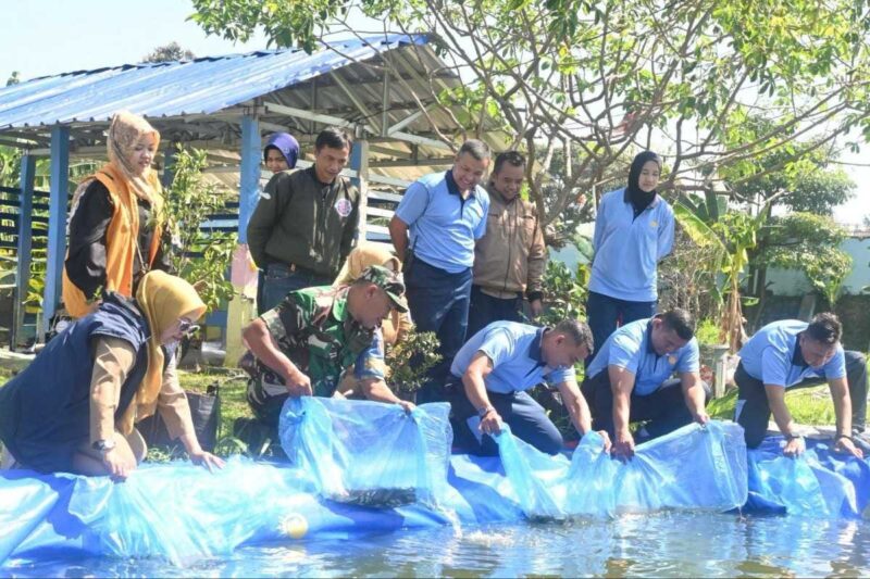 Foto: Komandan Lanud Husein Sastranegara Kolonel Pnb Alfian, S.E., M.Han,.penebaran ribuan benih ikan nila di kolam
