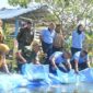 Foto: Komandan Lanud Husein Sastranegara Kolonel Pnb Alfian, S.E., M.Han,.penebaran ribuan benih ikan nila di kolam
