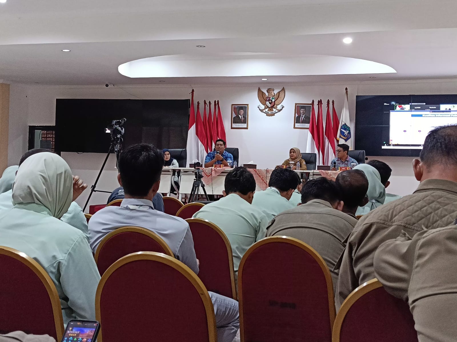 Harry menjelaskan, digitalisasi saat ini ibarat dua mata pisau: di satu sisi memberikan manfaat besar bagi banyak orang