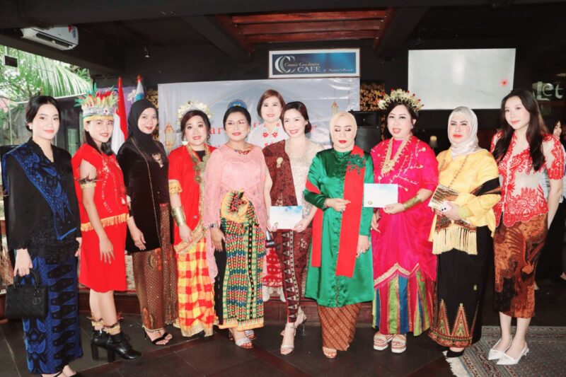 Foto: Wa Sekjen Lay Yang Moy, Bendum Helga Abraham, Wabendum Lusiana,ng.