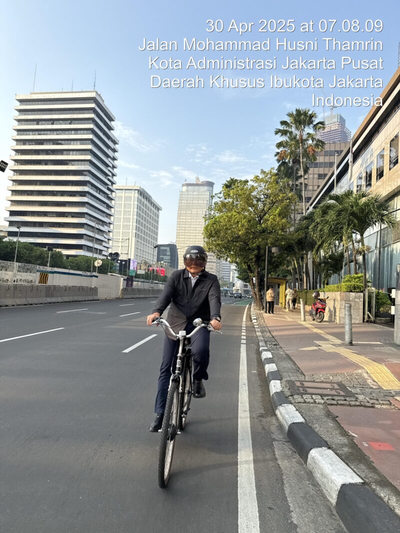 Foto: Patuhi Ingub Nomor 6, Arifin, Wali Kota Jakpus, Naik Sepeda