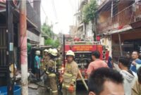 Foto: Petugas damkar sudah tiba dilokasi dan dibantu warga setempat 