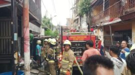 Foto: Petugas damkar sudah tiba dilokasi dan dibantu warga setempat 