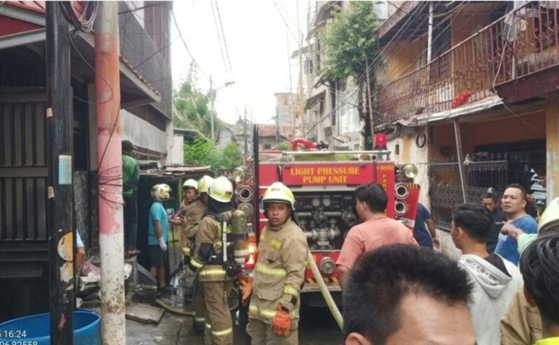 Foto: Petugas damkar sudah tiba dilokasi dan dibantu warga setempat 