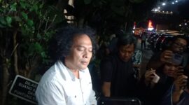 Deolipa juga menyoroti penyebaran narasi negatif di media sosial, termasuk tudingan ‘durhaka’ terhadap kliennya