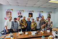 Foto: Anggota DK PWI bersama para pengacara Pranoto & Co Law Firm (dari kanan ke kiri): Mukti Wibowo, Wibowo Pudjiantoro, Sasongko Tedjo, Arjo Pranoto, Nurcholis MA Basyari, Akhmad Munir, Banjar Chaerudin, Asro Kamal Rokan, dan Diapari Sibatangkayu Harahap.