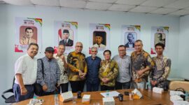 Foto: Anggota DK PWI bersama para pengacara Pranoto & Co Law Firm (dari kanan ke kiri): Mukti Wibowo, Wibowo Pudjiantoro, Sasongko Tedjo, Arjo Pranoto, Nurcholis MA Basyari, Akhmad Munir, Banjar Chaerudin, Asro Kamal Rokan, dan Diapari Sibatangkayu Harahap.