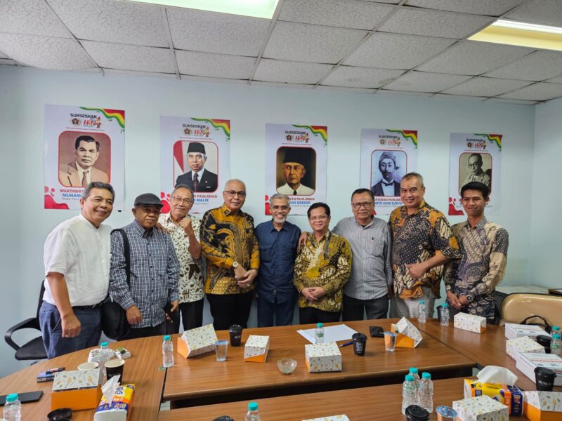 Foto: Anggota DK PWI bersama para pengacara Pranoto & Co Law Firm (dari kanan ke kiri): Mukti Wibowo, Wibowo Pudjiantoro, Sasongko Tedjo, Arjo Pranoto, Nurcholis MA Basyari, Akhmad Munir, Banjar Chaerudin, Asro Kamal Rokan, dan Diapari Sibatangkayu Harahap.