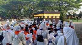 Foto: Edukasi Di Ruang Terbuka, TK Kartika Kodim 0808 Bersama Kemenag Kenalkan Tata Cara Ibadah Haji