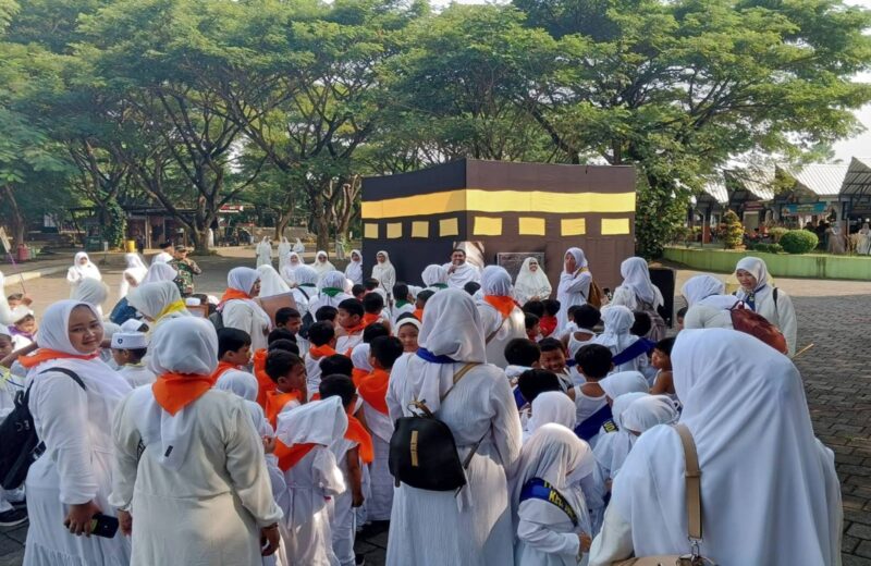 Foto: Edukasi Di Ruang Terbuka, TK Kartika Kodim 0808 Bersama Kemenag Kenalkan Tata Cara Ibadah Haji