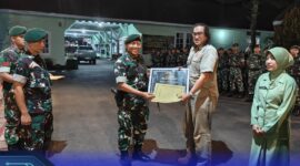 Foto: Danmenarmed 2 Kostrad Berikan Jam Pimpinan kepada Seluruh Warga Menarmed 2 Kostrad