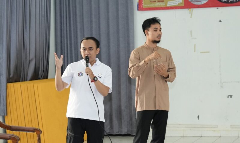 Foto: Perwakilan Ketua Panti Sosial Bina Netra dan Rungu Wicara (PSBNRW) Cahaya Batin, Yayan Firmansyah didampingi oleh Juru Bahasa Isyarat, mengajak masyarakat agar dapat bersama-sama untuk berkontribusi dalam mewujudkan pendidikan yang inklusif dan berdaya.