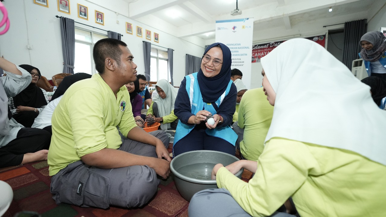 Pegawai PLN UID Jakarta Raya dengan penuh semangat belajar bersama teman-teman penyandang tuna netra cara membuat telur asin, menunjukkan komitmen dalam pemberdayaan dan inklusi