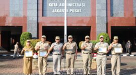 Foto: Drs.Arifin bersama Suku Dinas Kependudukan dan Catatan Sipil, Suku Dinas Sosial, RSUD Cempaka Putih dan Pemkot Jakarta Pusat, diwakili Kabag KKPP menerima penghargaan Predikat Pelayanan Prima Tahun 2024 dari Kementerian Pendayagunaan Aparatur Negara dan Reformasi Birokrasi (PAN RB)
