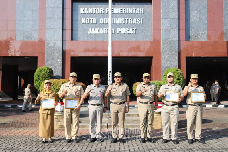 Foto: Drs.Arifin bersama Suku Dinas Kependudukan dan Catatan Sipil, Suku Dinas Sosial, RSUD Cempaka Putih dan Pemkot Jakarta Pusat, diwakili Kabag KKPP menerima penghargaan Predikat Pelayanan Prima Tahun 2024 dari Kementerian Pendayagunaan Aparatur Negara dan Reformasi Birokrasi (PAN RB)