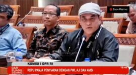 Foto: Ketu Umum Persatuan Wartawan Indonesia (PWI) Pusat, Zulmansyah Sekedang, hadir dan memberikan pandangan kritis dalam Rapat Dengar Pendapat Umum (RDPU) Panja Penyiaran Komisi I DPR RI yang digelar pada Senin, 5 Mei 2025, di Gedung DPR RI