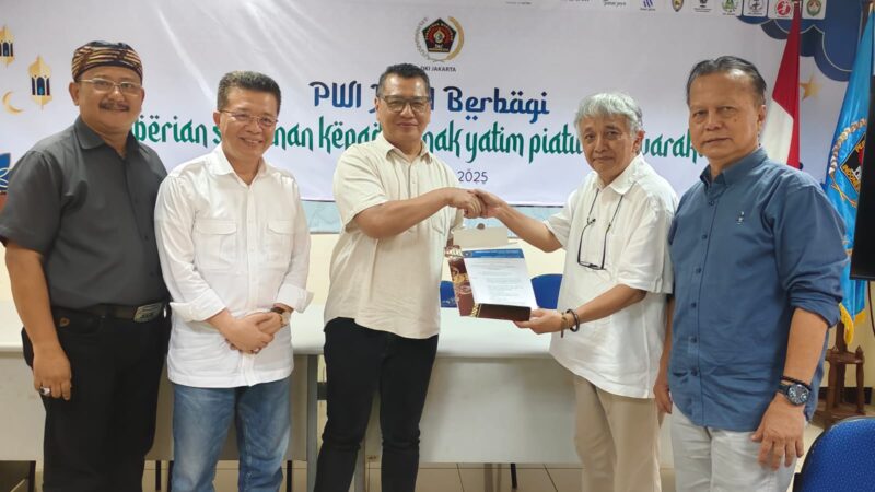 Foto: Ketua PWI Jaya Kesit Budi Handoyo menyampaikan Dr Bagus Sudarmanto, Tb Adhi SH